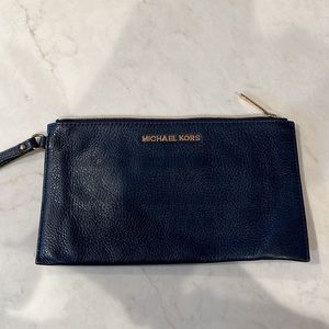 Michael kors lg zip clutch